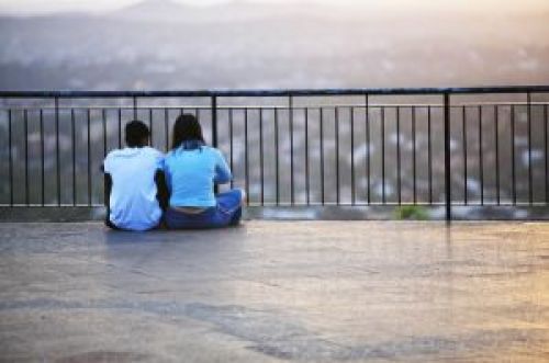 519375_couple_watching_sunrise_2.jpg